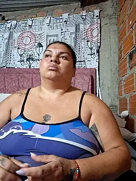 Juli_Powl élő XXX-chatje