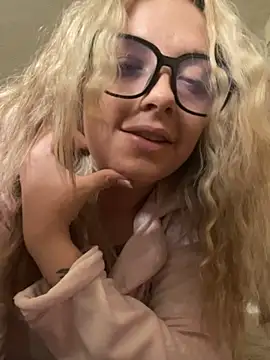 imkhloe: διαδικτυακό σόου στην κάμερα