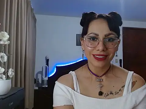 AloLovely_: διαδικτυακό σόου στην κάμερα