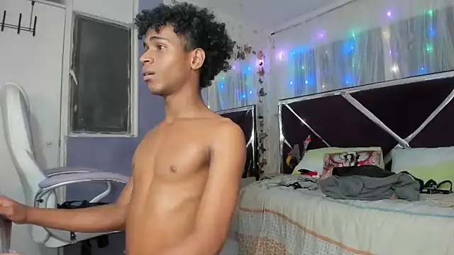 Santy_bigcock_01 élő XXX-chatje