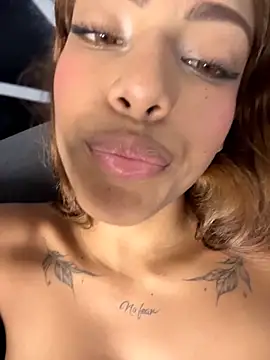 SinLunaXXX's Live XXX Chat