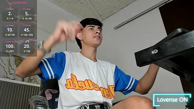 Dyla_n18: διαδικτυακό σόου στην κάμερα