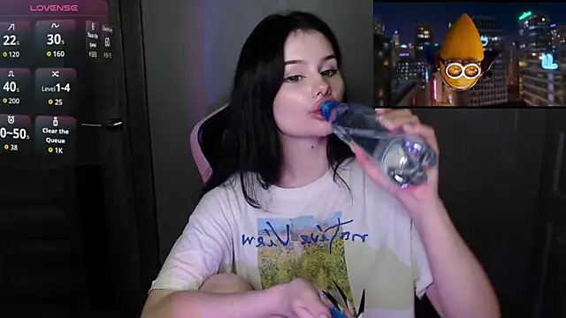 Moon_raven: διαδικτυακό σόου στην κάμερα