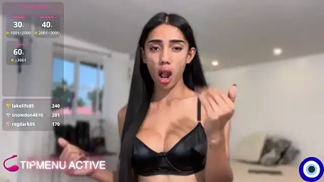 TrixieEmerald777 Show in webcam