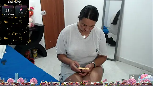 LAURA_Foxht élő XXX-chatje