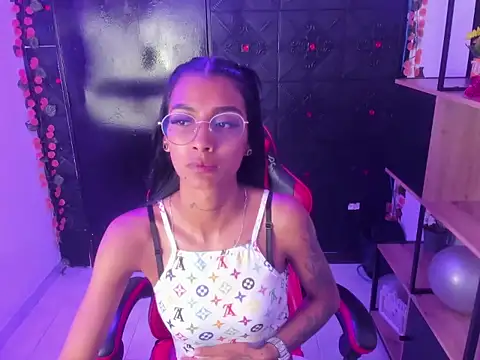 Czat XXX na żywo – KarlaSlutSkinny__