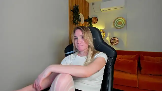 ElaraVoltage: онлайн-секс-чат