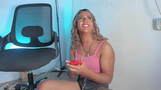 queen-alexa: διαδικτυακό σόου στην κάμερα