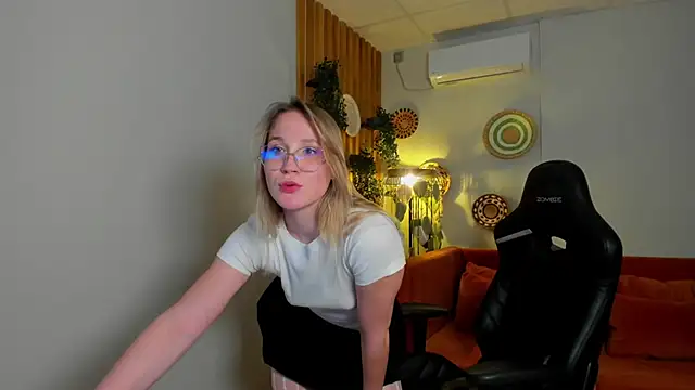 ElaraVoltage's Live XXX Chat