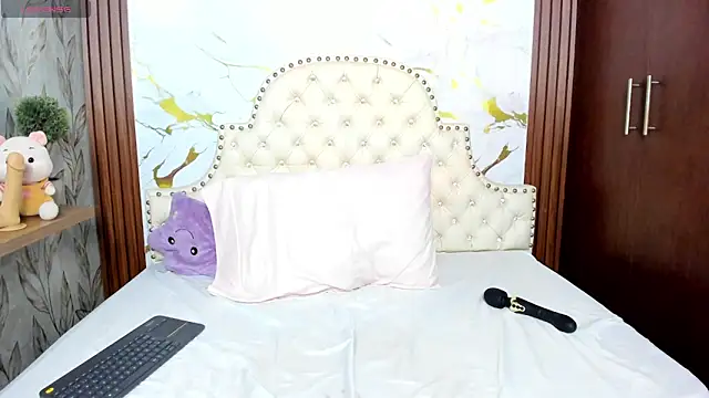 Chat +18 de Charlothe_01 ao vivo