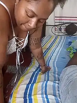 Mia-Victory: διαδικτυακό σόου στην κάμερα