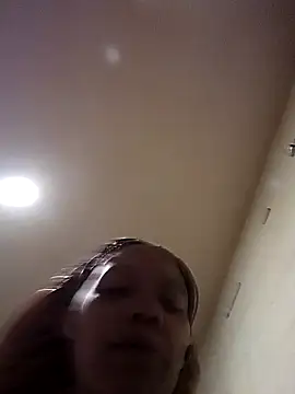 SITHANDRAH: διαδικτυακό σόου στην κάμερα