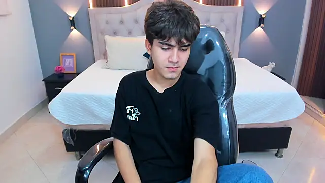 Chat XXX en directo de Tommy18__