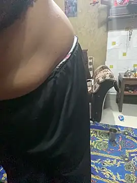 Meera_xxx élő XXX-chatje