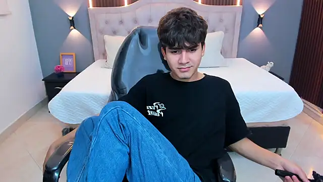 دردشة Tommy18__ الجنسية المباشرة