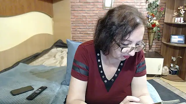 Chat XXX en directo de EvelyneFlirtyMilf