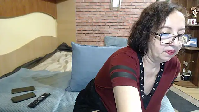 EvelyneFlirtyMilf's Live XXX Chat