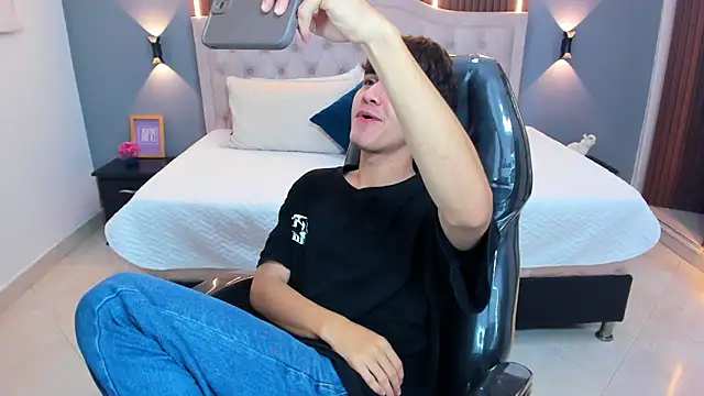 Tommy18__: онлайн-секс-чат