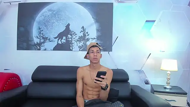 Black_khom Show in webcam