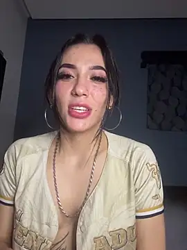 MamiSoft420 Adlı Modelin Canlı XXX Sohbeti