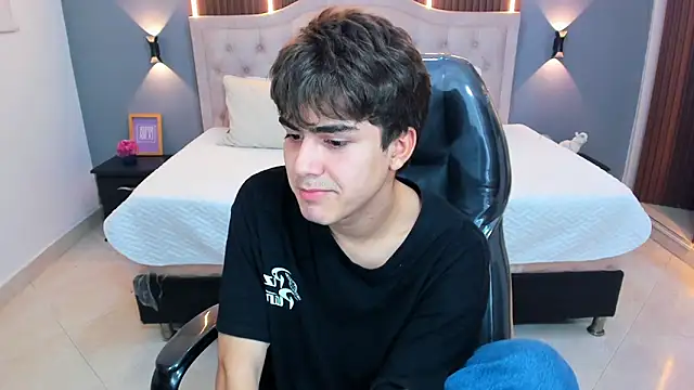 Tommy18__: онлайн-секс-чат