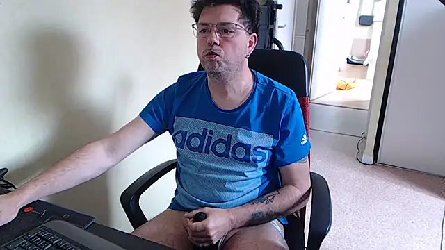 blueandwhite1: διαδικτυακό σόου στην κάμερα