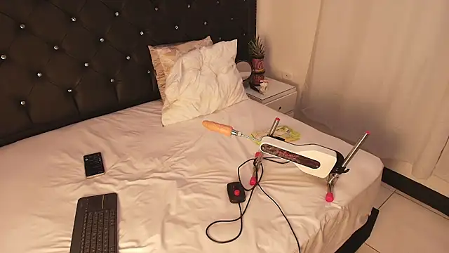 SabrinaVantress' Live XXX Chat