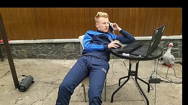 Vuitton 在線直播表演