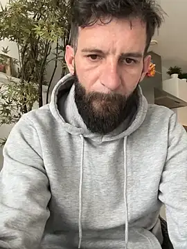 Michel_huge Chat XXX in diretta