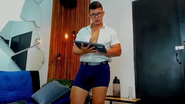 RomanCroft Adlı Modelin Canlı XXX Sohbeti