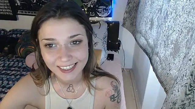 AlienforTwenty élő XXX-chatje