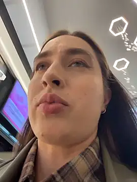 Holly_Play Adlı Modelin Canlı XXX Sohbeti