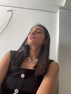 leilani_X Adlı Modelin Canlı XXX Sohbeti