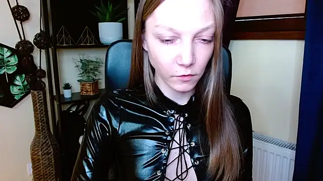 EmillyPlay Adlı Modelin Canlı XXX Sohbeti