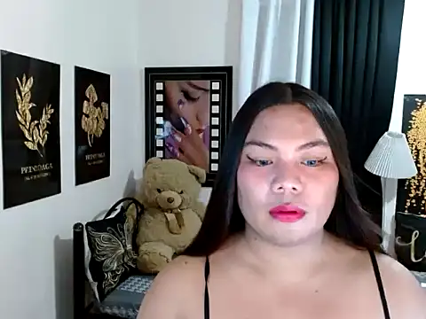 TSbrianaHugeCock webkamerás műsora