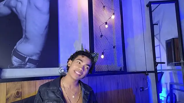 AlanCutee: вебкам-шоу