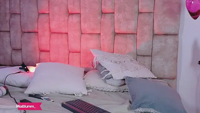 Pertunjukan Kamera Web MiiaBlumm_