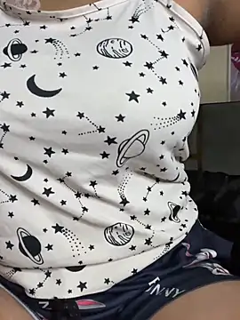 QueenOfCurvesX's Live XXX Chat