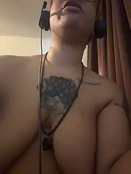 nickytheehawtie Adlı Modelin Canlı XXX Sohbeti