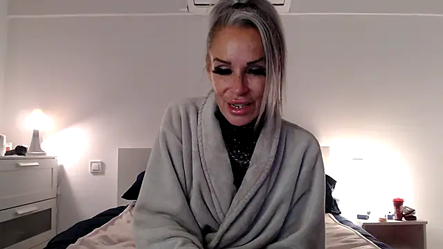 Sophie-Logan-Ink Show in webcam