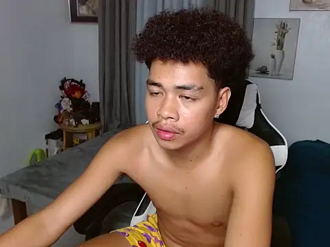 curlyasian_njxx élő XXX-chatje