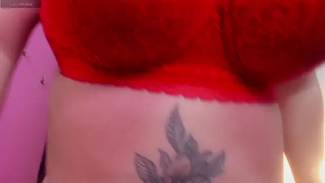 ScarletBigTitties' Live XXX Chat