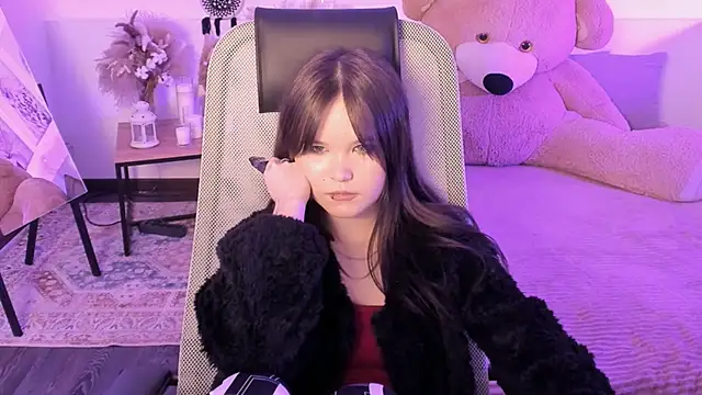 Elainebeness élő XXX-chatje