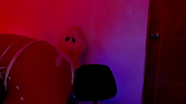 Chatroom XXX en direct de Emily_Coper18