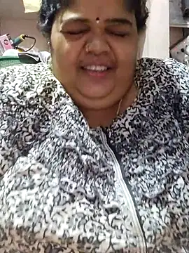 tamilthanushri Chat XXX live