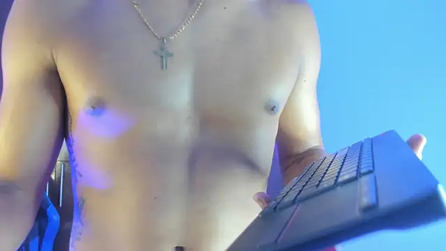 Milo_LatinBoy: διαδικτυακό σόου στην κάμερα