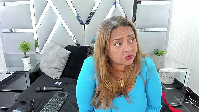 MonzerratBoyer live XXX chat