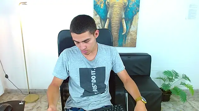 lucass_18 라이브 XXX 채팅