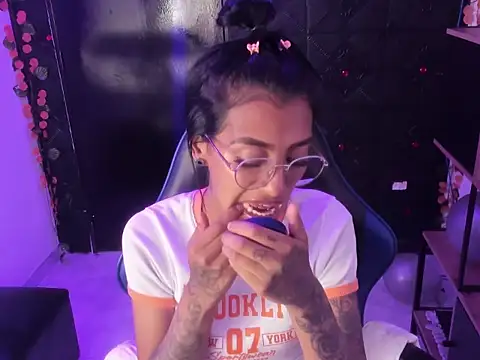 Chatroom XXX en direct de KarlaSlutSkinny__