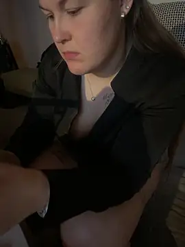 justsomeoneuknow's Live XXX Chat